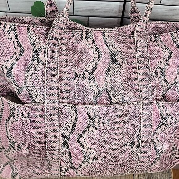 BCBGMAXAZRIA large faux snakeskin shoulder bag - Picture 5 of 9